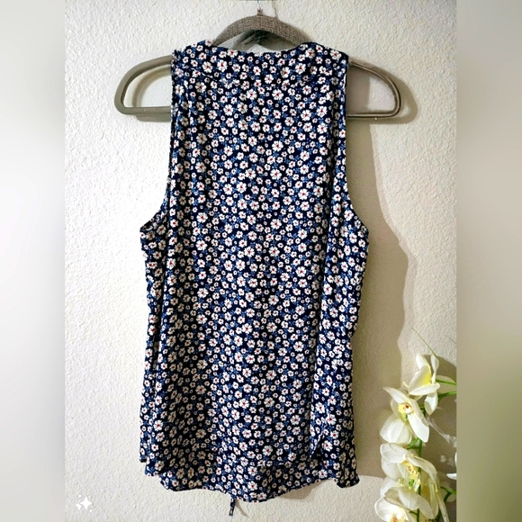 Sleeveless blue print large blouse ๐ - Picture 2 of 3